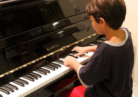 piano_boy_playing.jpg